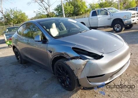 2025 Tesla Model Y Long Range Dual Motor All-Wheel Drive z USA, uszkodzony, nr VIN 7SAYGDEE8SA351818